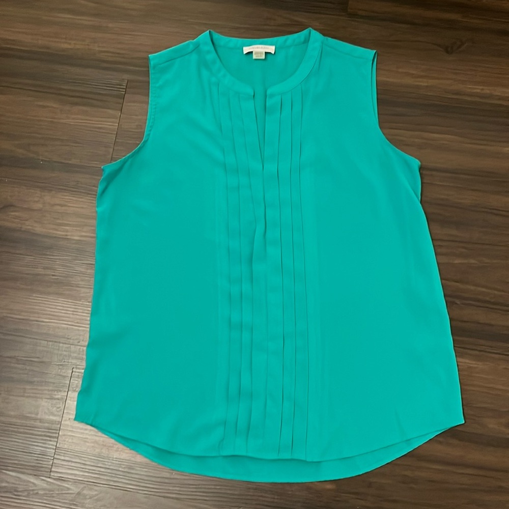 Sleeveless shell blouse in cute green. Like new!